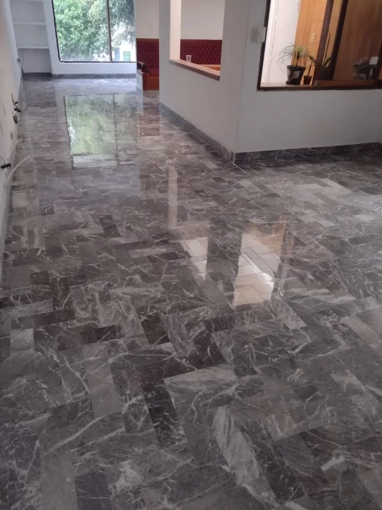 Pulido de pisos de mármol para oficinas
